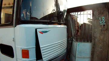 Imagem Motorista de ônibus derruba parede de duas casas em Itinga