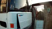 Imagem Motorista de ônibus derruba parede de duas casas em Itinga