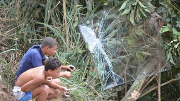 Imagem Simões Filho: 32 pessoas ficaram feridas após ônibus cair em ribanceira
