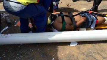 Imagem Motorista perde controle do táxi, derruba poste e atropela pedestres na Paralela