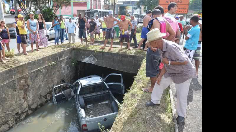Imagem Acidente deixa duas vítimas na Sete Portas. Carro caiu em esgoto