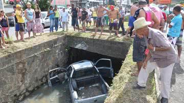 Imagem Acidente deixa duas vítimas na Sete Portas. Carro caiu em esgoto