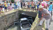 Imagem Acidente deixa duas vítimas na Sete Portas. Carro caiu em esgoto