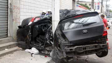 Imagem  Ao voltar da formatura da filha, homem bate HB20 em poste e morre na hora
