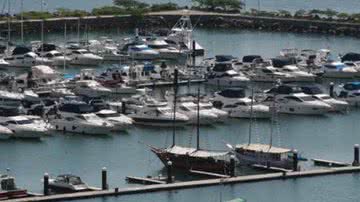 Imagem  Oito mil litros de óleo vazam no mar da Bahia Marina 
