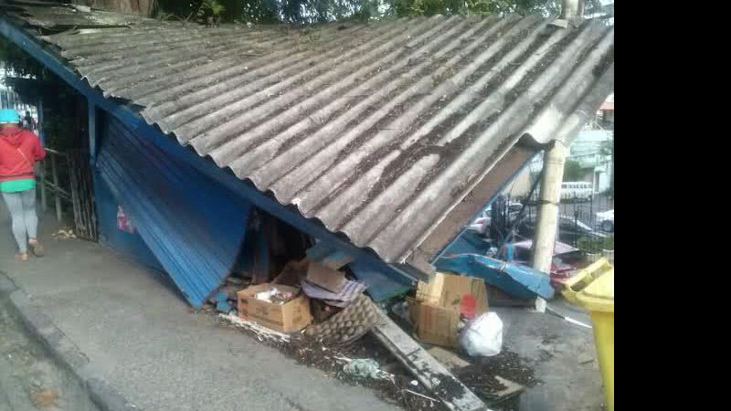 Imagem Barraca vai ao chão após acidente e causa riscos à população