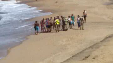 Imagem Homem é socorrido por populares no mar de Ondina