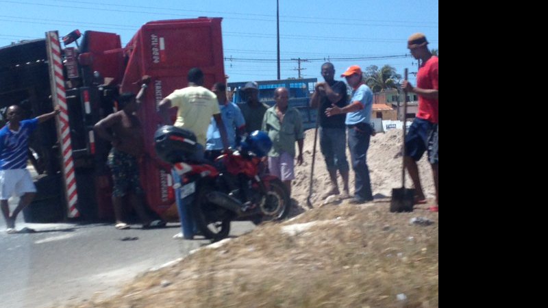 Imagem Caçamba carregada de areia tomba na Paralela