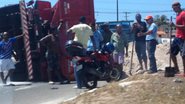 Imagem Caçamba carregada de areia tomba na Paralela
