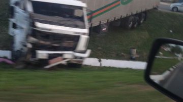 Imagem Caminhão descontrolado sobe canteiro e quase causa grave acidente em Lauro