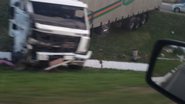 Imagem Caminhão descontrolado sobe canteiro e quase causa grave acidente em Lauro