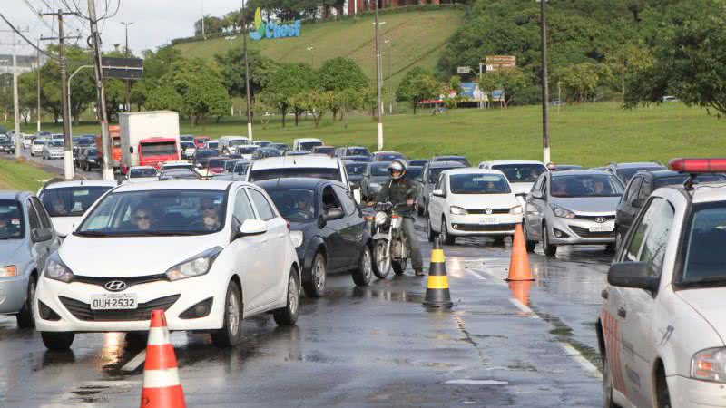 Imagem Capotamento na Avenida Paralela deixa veículo destruído