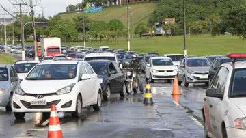 Imagem Capotamento na Avenida Paralela deixa veículo destruído