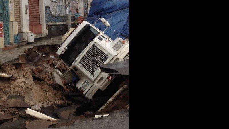 Imagem Carga de carreta que tombou no Uruguai começa a ser retirada