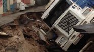 Imagem Carga de carreta que tombou no Uruguai começa a ser retirada