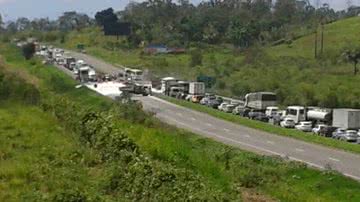 Imagem BR-324: carreta tomba na pista e trava o trânsito nos dois sentidos