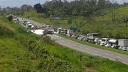 Imagem BR-324: carreta tomba na pista e trava o trânsito nos dois sentidos