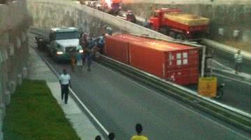 Imagem Perigo: carreta tomba na Via Expressa, em Salvador