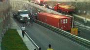 Imagem Perigo: carreta tomba na Via Expressa, em Salvador