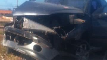 Imagem Motorista perde controle do veículo e bate em poste na avenida Paralela