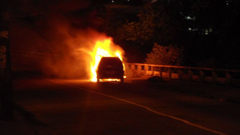 Imagem Carro pega fogo no Canela