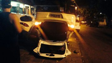 Imagem  Após invadir sinal, motorista atinge outro carro, que capota no Costa Azul