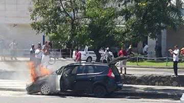 Imagem Carro pega fogo e causa lentidão na região do Iguatemi