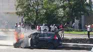Imagem Carro pega fogo e causa lentidão na região do Iguatemi