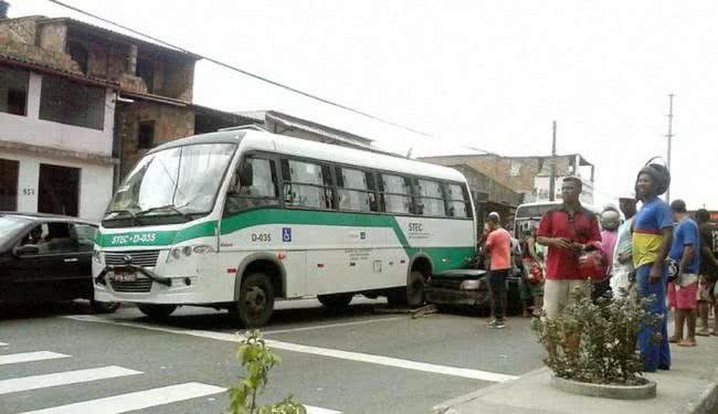 Imagem Ônibus colide com carro de passeio e deixa três pessoas feridas