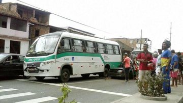 Imagem Ônibus colide com carro de passeio e deixa três pessoas feridas