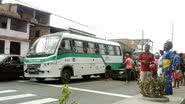 Imagem Ônibus colide com carro de passeio e deixa três pessoas feridas