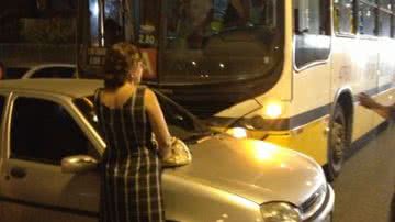 Imagem Ônibus colide com carro na frente do Salvador Shopping