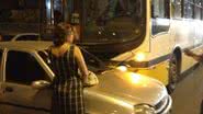 Imagem Ônibus colide com carro na frente do Salvador Shopping