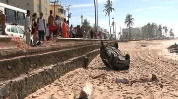 Imagem Carro capota e vai parar na areia da praia. Casal fica ferido