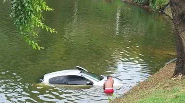 Imagem Motorista perde o controle, bate na balaustrada e carro cai no Dique