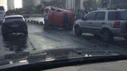 Imagem Motorista perde controle e carro capota na frente do Iguatemi
