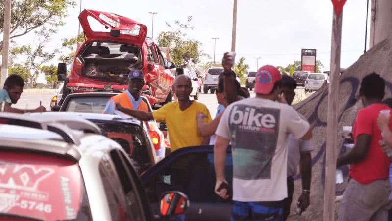 Imagem  Uma pessoa fica presa as ferragens após colisão entre três carros na Paralela