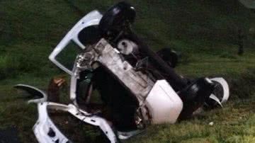 Imagem Carro capota diversas vezes na Paralela e motorista morre na hora