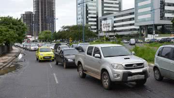 Imagem  Carreta invade Morena Veículos e atinge carro na Magalhães Neto