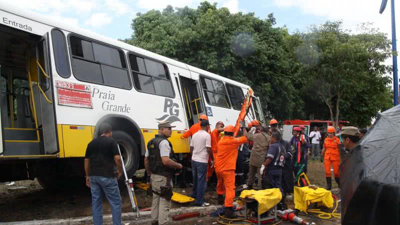 Imagem Homem fica preso nas ferragens após colisão entre ônibus e carro