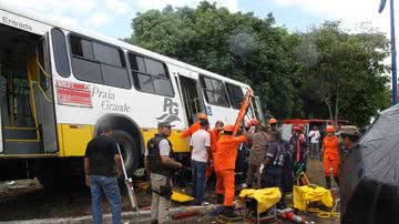 Imagem Homem fica preso nas ferragens após colisão entre ônibus e carro