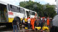 Imagem Homem fica preso nas ferragens após colisão entre ônibus e carro
