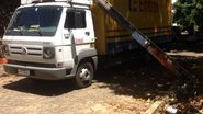 Imagem  Poste cai em cima de caminhão no Rio Vermelho