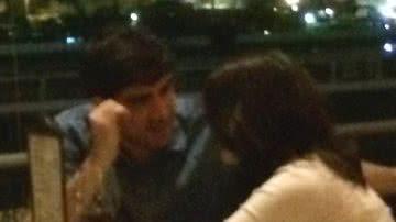 Imagem Marcelo Adnet é flagrado jantando com uma morena em clima de romance