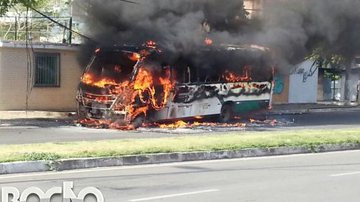 Imagem Microônibus pega fogo no Imbuí na manhã de hoje