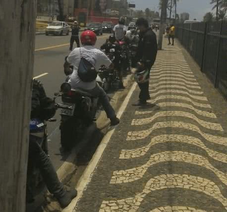 Imagem Motociclistas fazem oração em local do acidente que matou irmãos