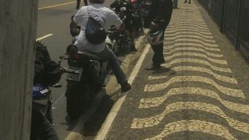 Imagem Motociclistas fazem oração em local do acidente que matou irmãos