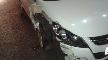 Imagem Imbuí: motorista colide em carros estacionados e depois capota veículo