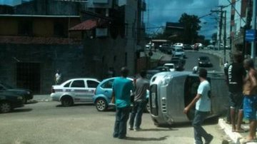 Imagem Motorista perde controle do veículo e capota carro em Nazaré