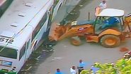 Imagem Motorista de ônibus tenta desviar de poste e atropela morador de rua